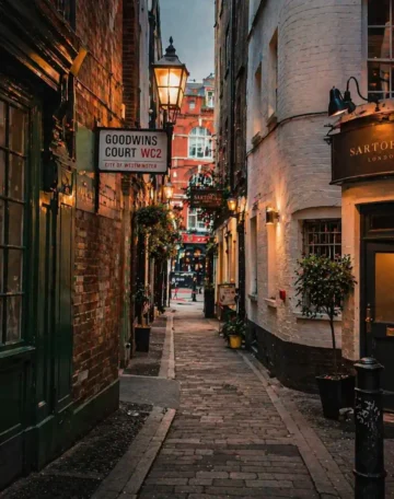 Soho Reveals Its Hidden Streets, Courtyards, and Night Secrets